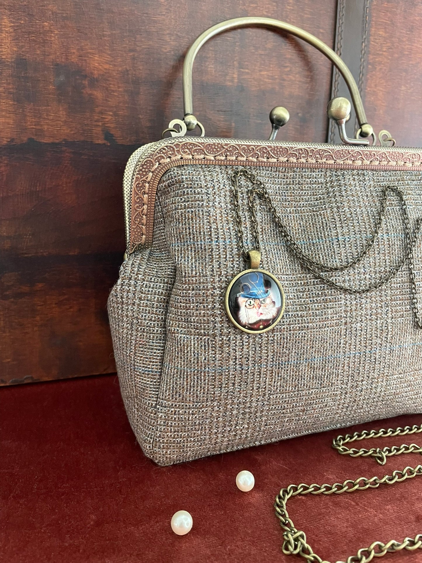 Vue de profil du sac artisanal en tweed avec détails de l'armature métallique ciselée.