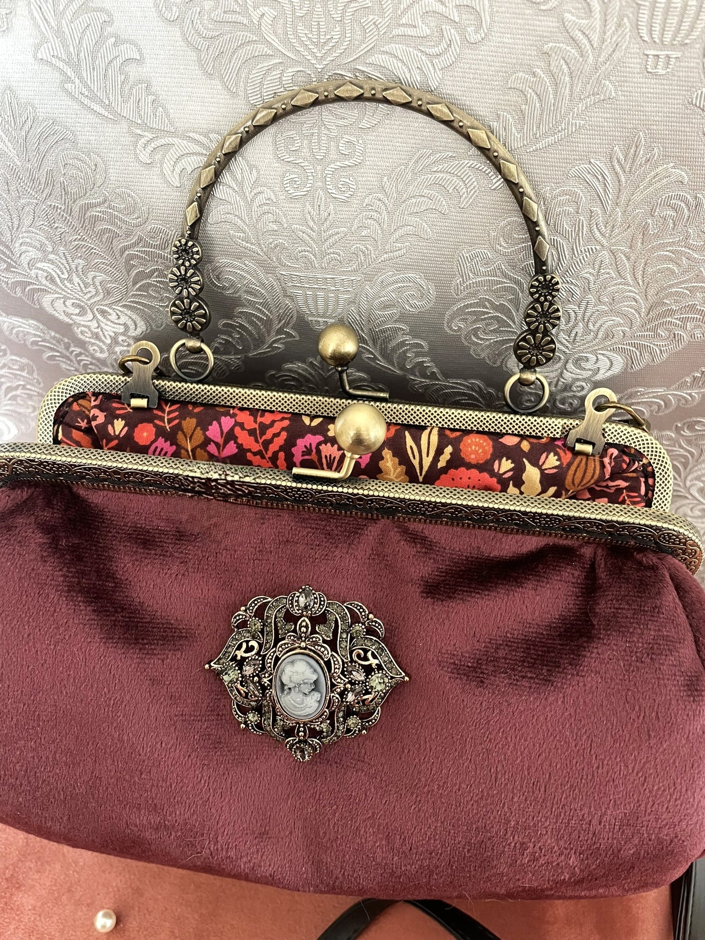 Sac à main élégant pour tenue Dark Academia ou style romantique gothique.