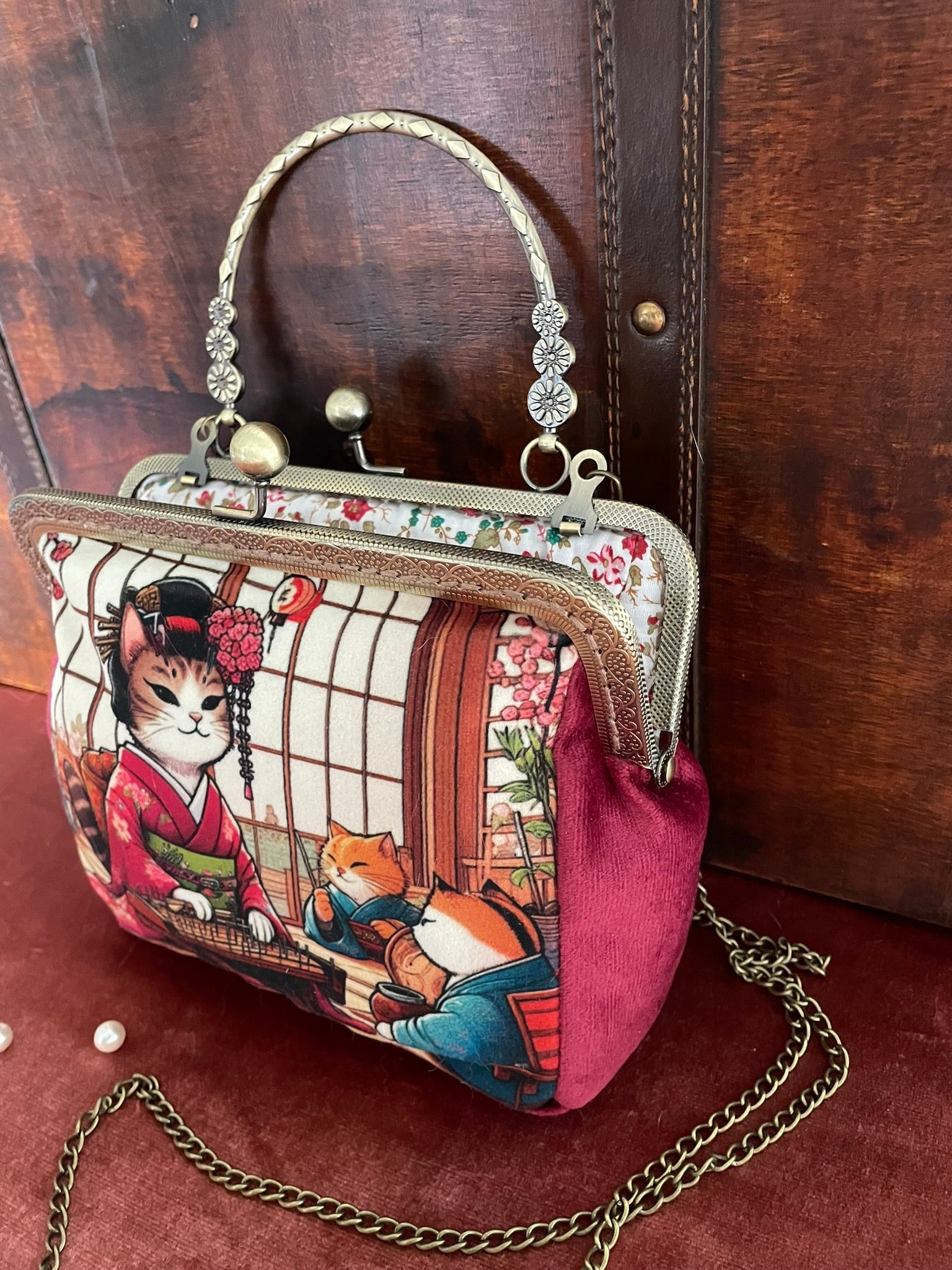 Vue de côté montrant le contraste entre l'illustration japonaise et le velours rouge.