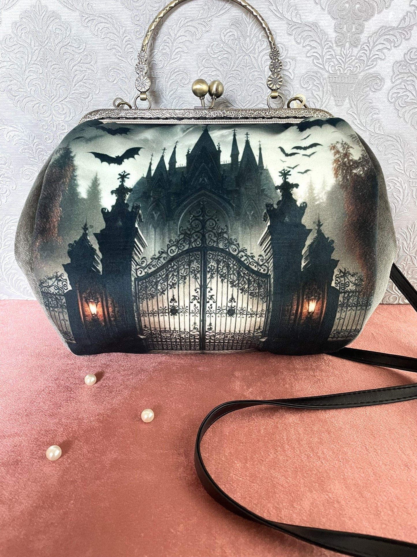 Sac à main en velours avec illustration de manoir hanté et chauves-souris style gothique.