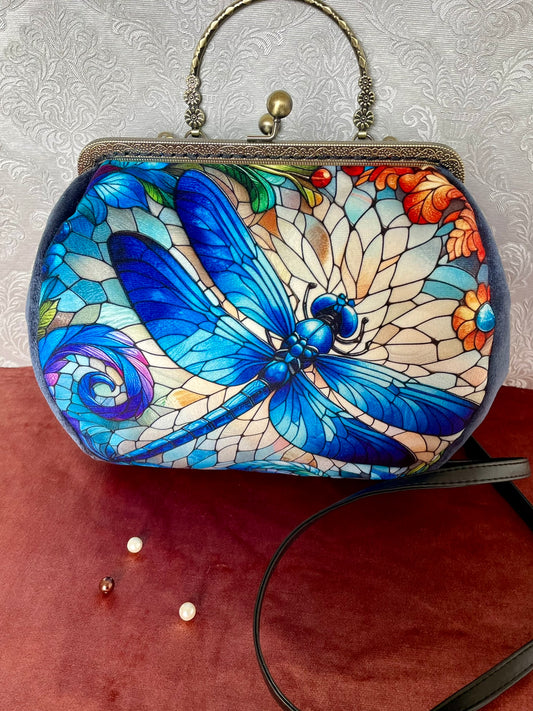 sac-a-main-libellule-bleue-motif-vitrail-velours-bleu-nuit