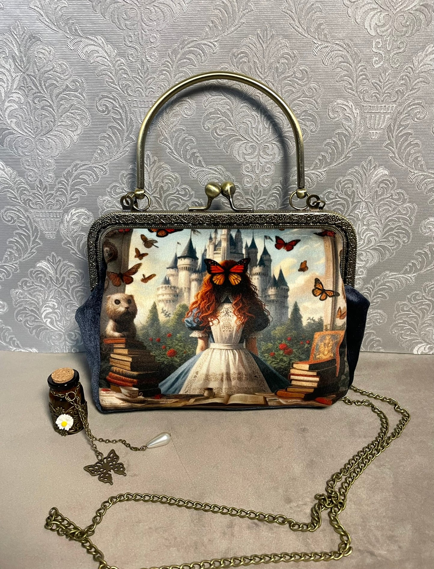 Sac à main textile Alice pensive devant un château de conte de fées création Le Comptoir de Suzanne.