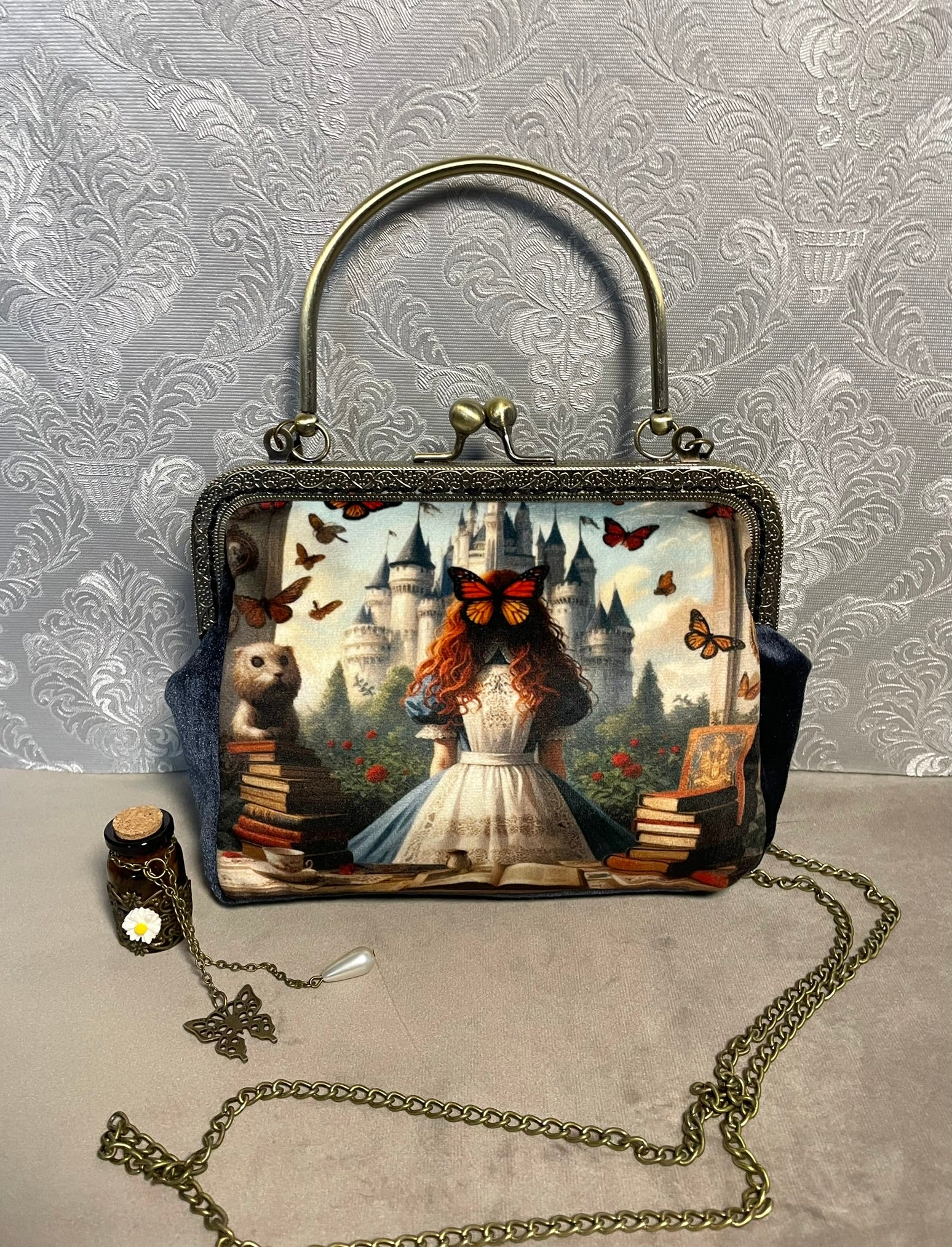 Sac à main textile Alice pensive devant un château de conte de fées création Le Comptoir de Suzanne.