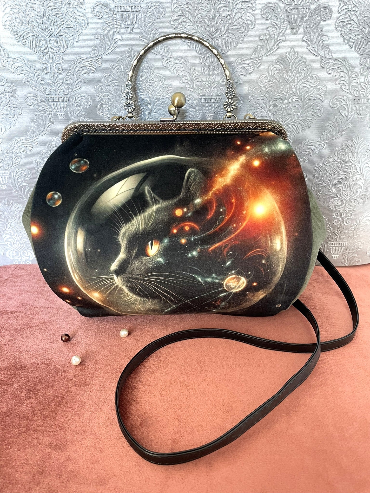 Sac à main artisanal avec motif chat astronaute et nébuleuse orange