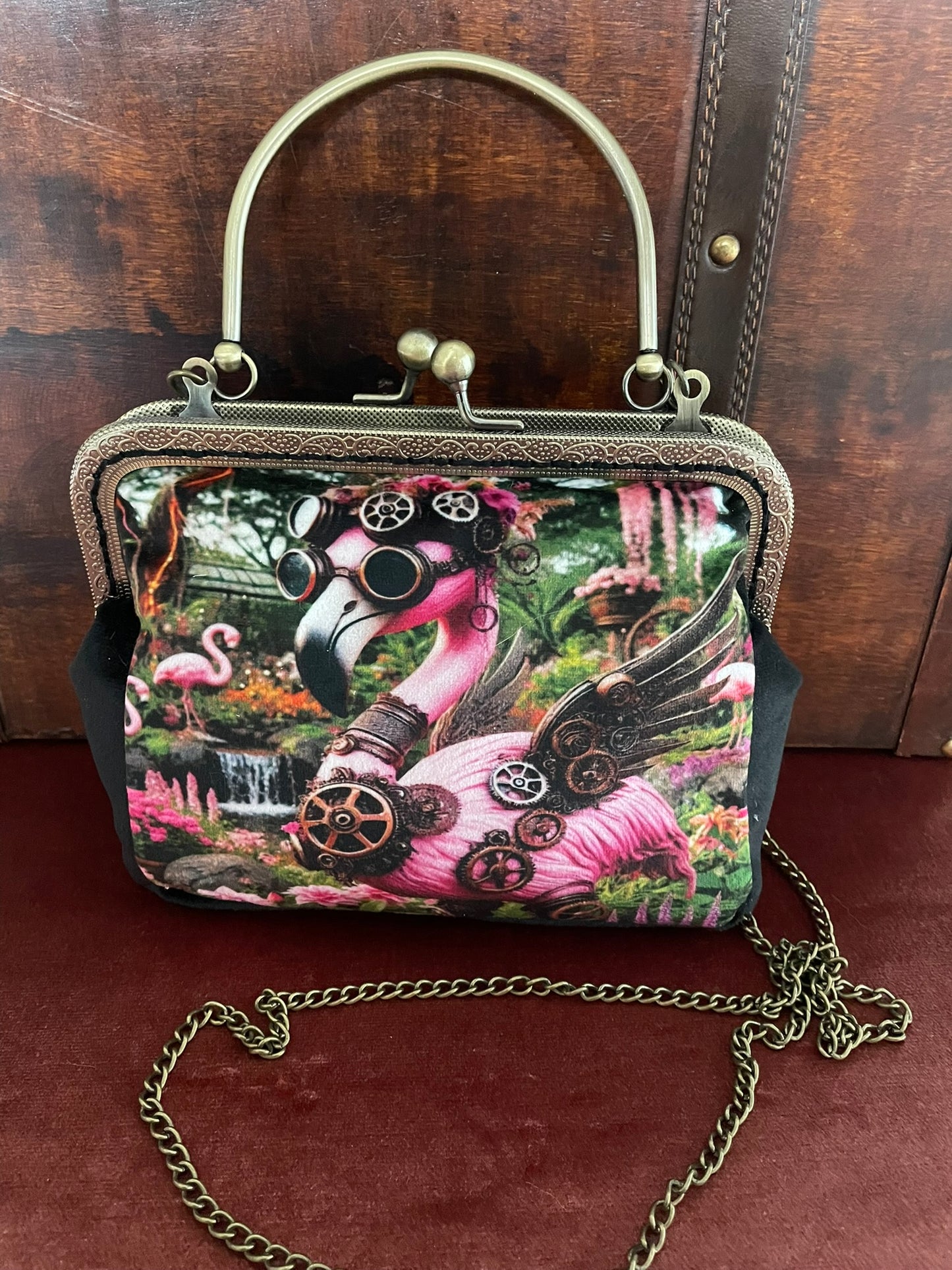 Sac à main rétro avec imprimé flamant rose steampunk et lunettes d'aviateur.