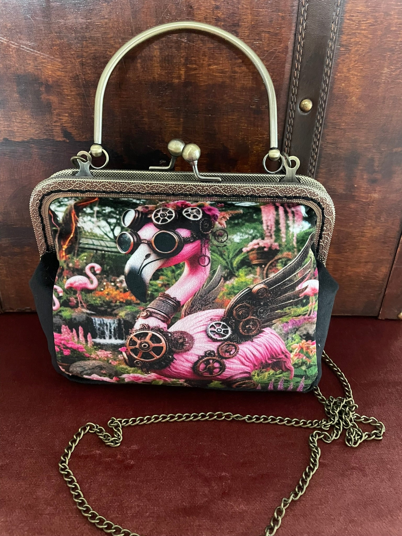 Sac à main rétro avec imprimé flamant rose steampunk et lunettes d'aviateur.