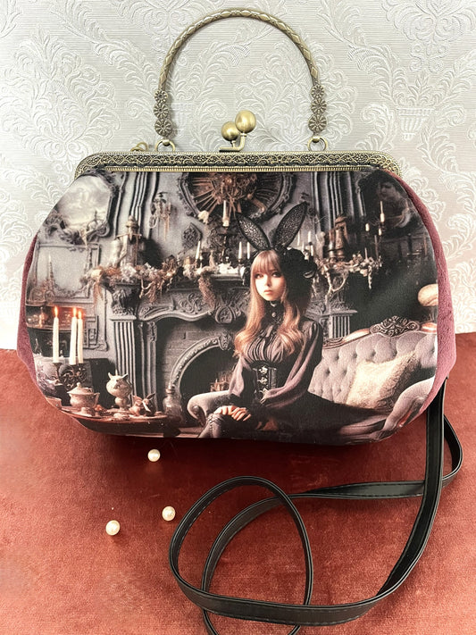 Sac à main style gothique chic avec velours prune et bandoulière noire.