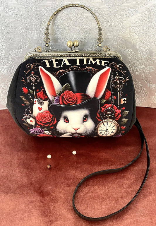 Vue de profil du sac à main gothique avec illustration de lapin blanc et bandoulière noire.