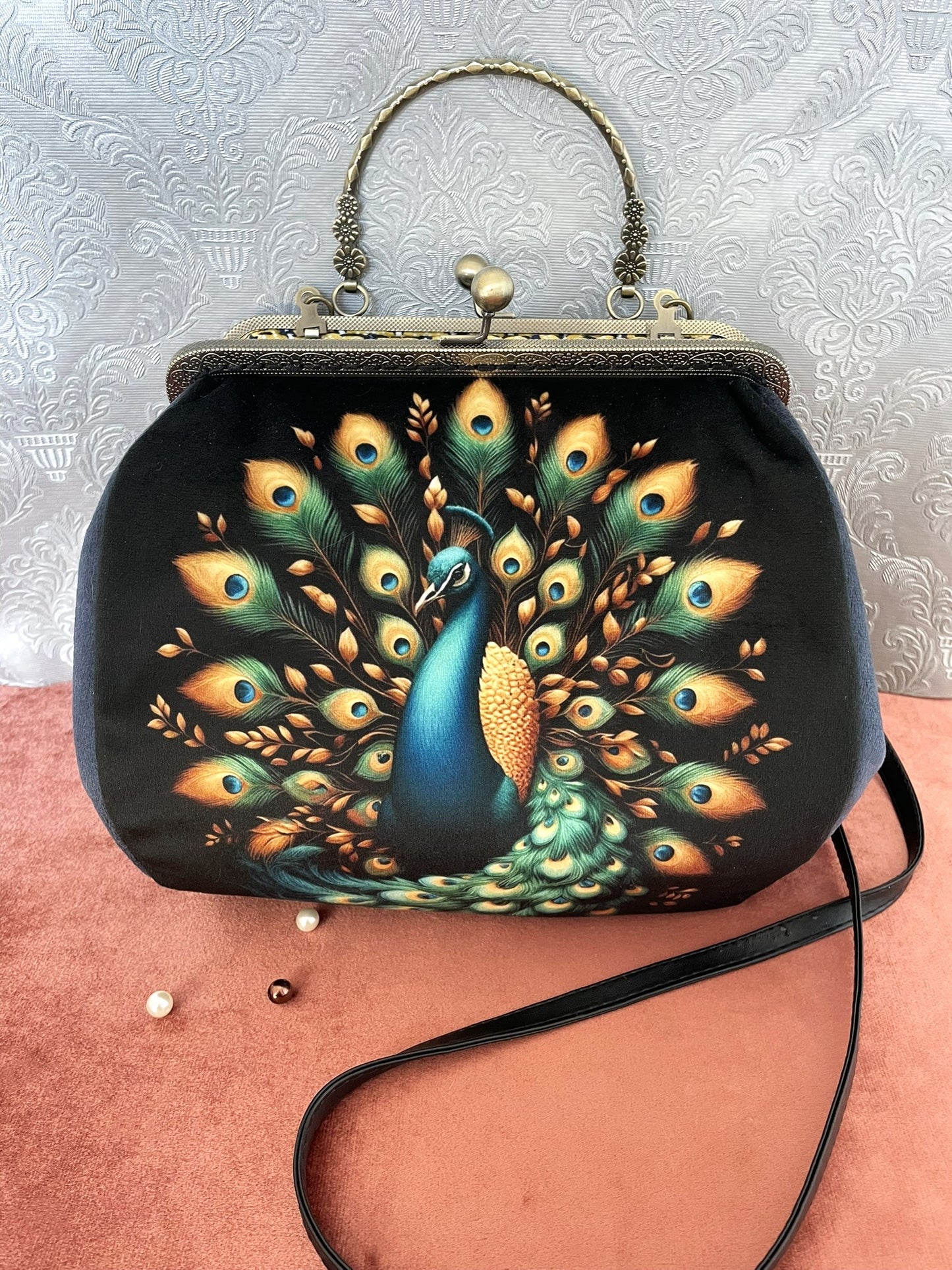 Sac à main artisanal avec une magnifique illustration de paon faisant la roue sur velours bleu.