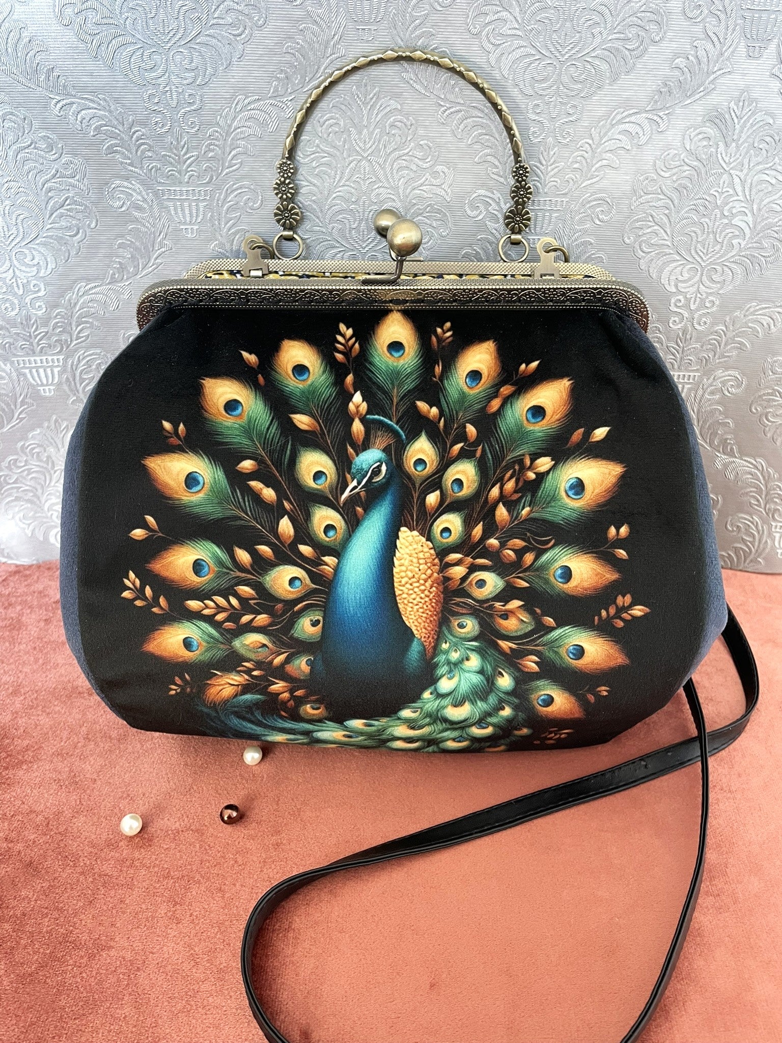 Sac à main artisanal avec une magnifique illustration de paon faisant la roue sur velours bleu.