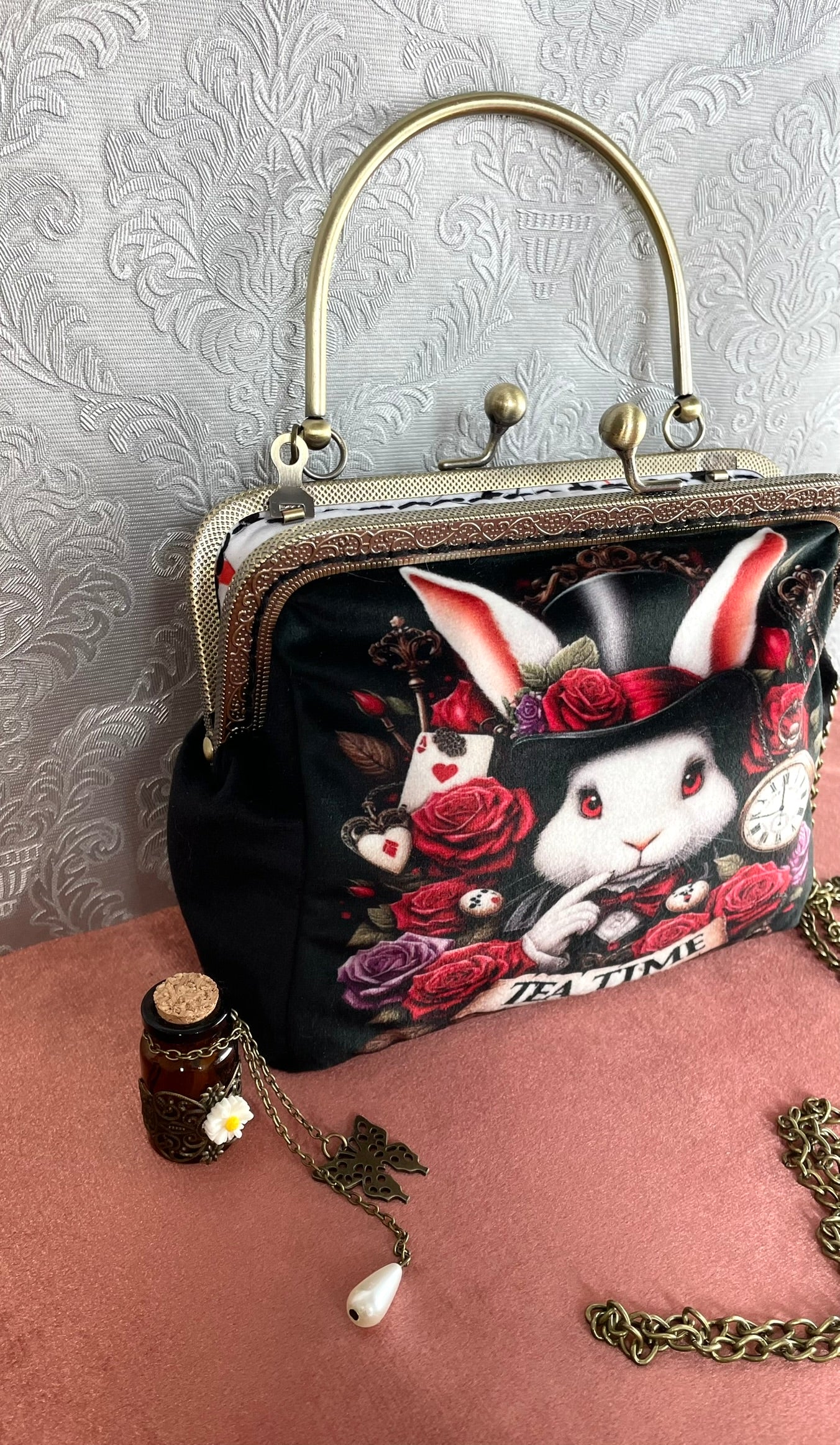 Pochette clutch L’Heure du Thé : Un Voyage au Pays des Merveilles