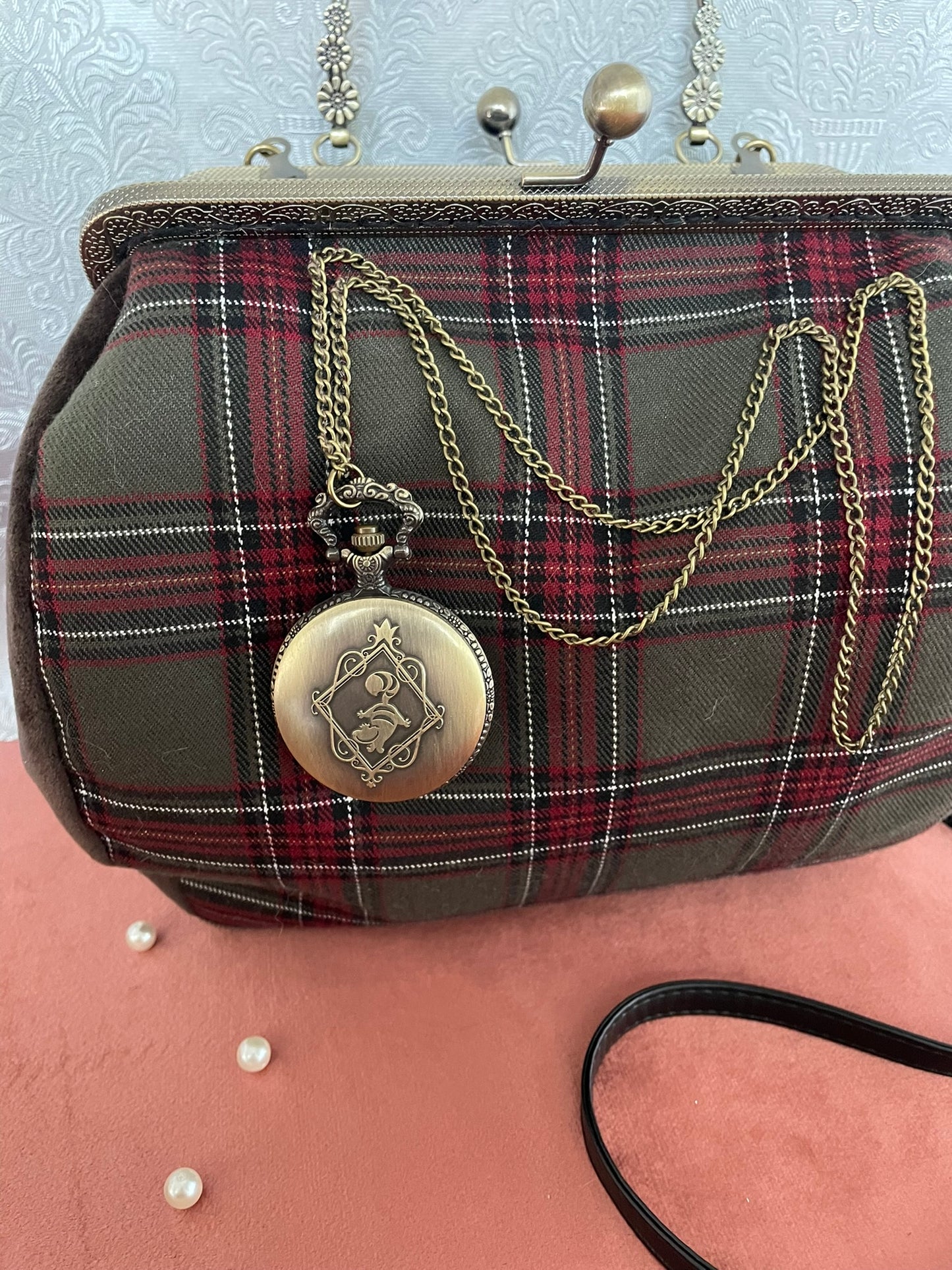 Alice & le Secret du Temps : Le Sac Tartan aux Deux Visages
