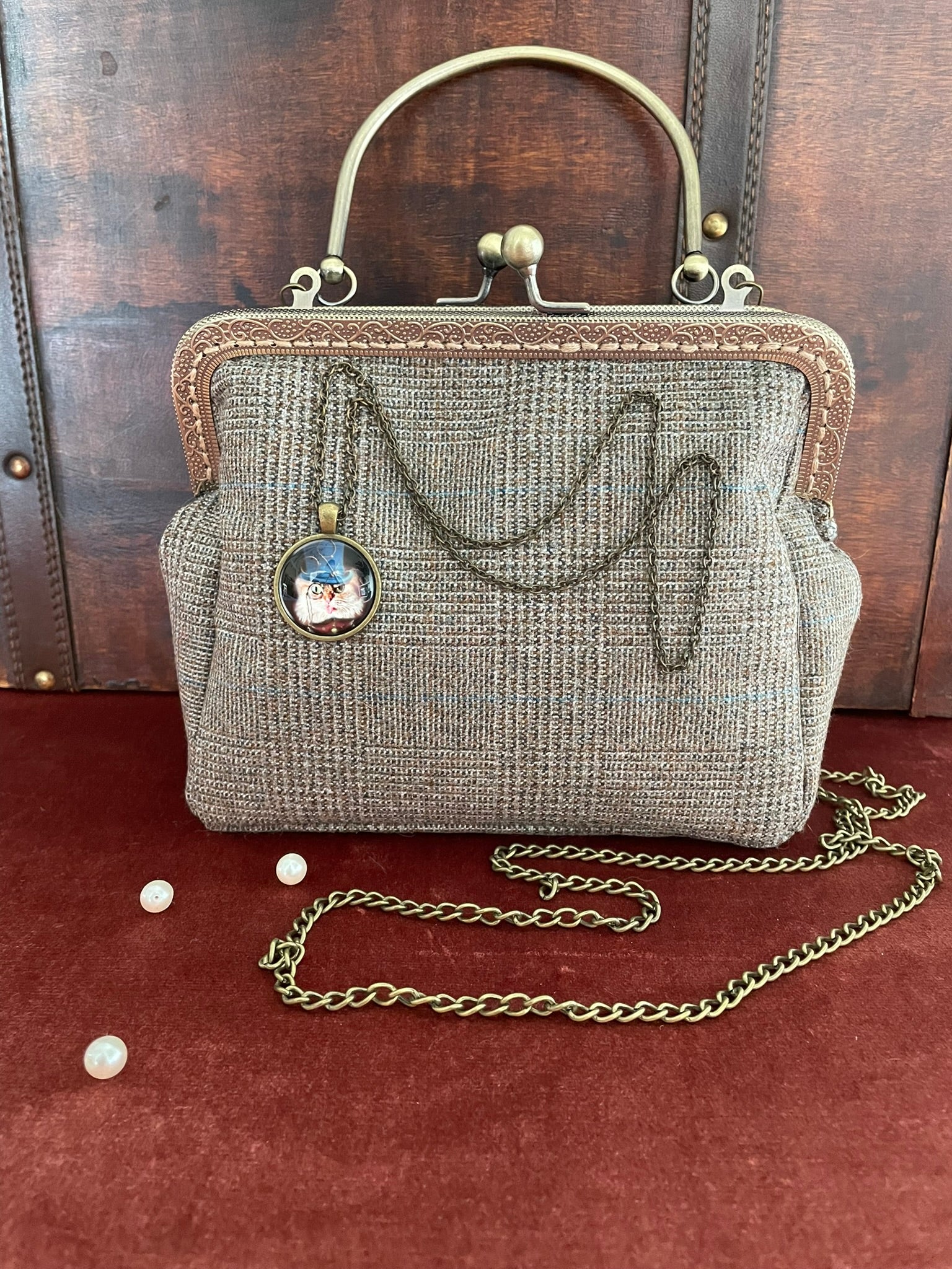 Sac à main rétro en tweed à carreaux marron avec poignée rigide et chaîne bronze.