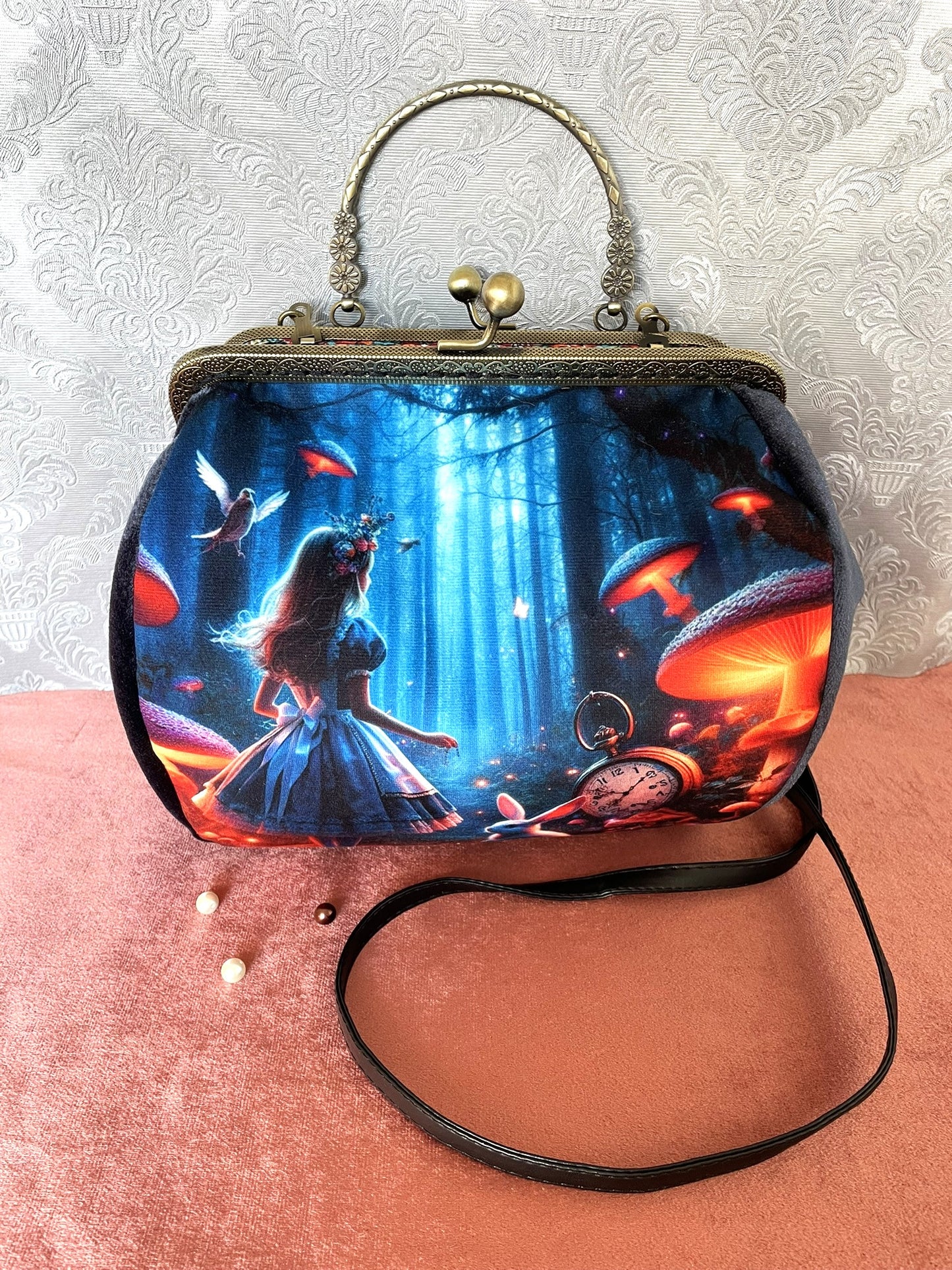 Sac à main artisanal rétro avec illustration d'une forêt magique aux champignons lumineux sur velours bleu et fermoir bronze.