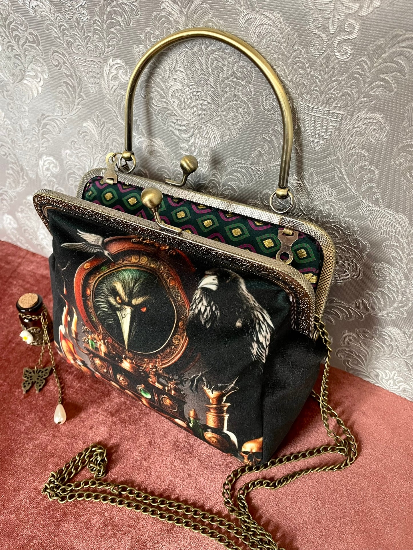 Sac à main vintage avec son fermoir ouvert et sa jolie doublure victorienne