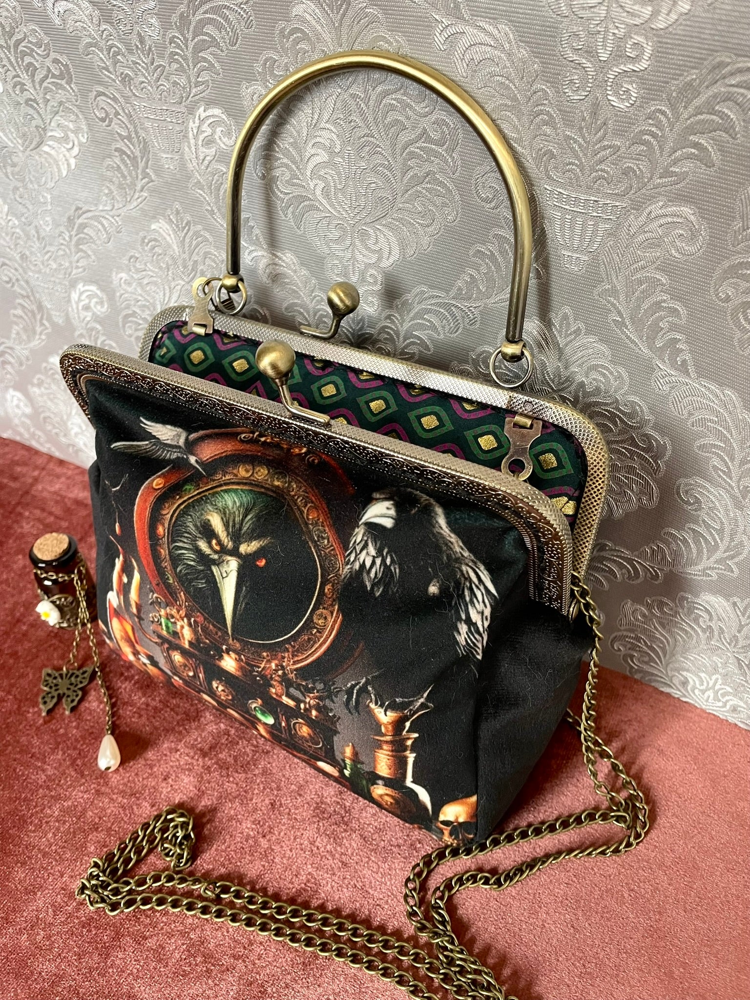 Sac à main vintage avec son fermoir ouvert et sa jolie doublure victorienne