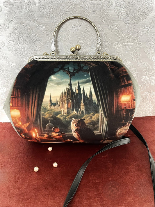 Sac à main mystique avec illustration de château fantastique et chouette, fermoir bronze.
