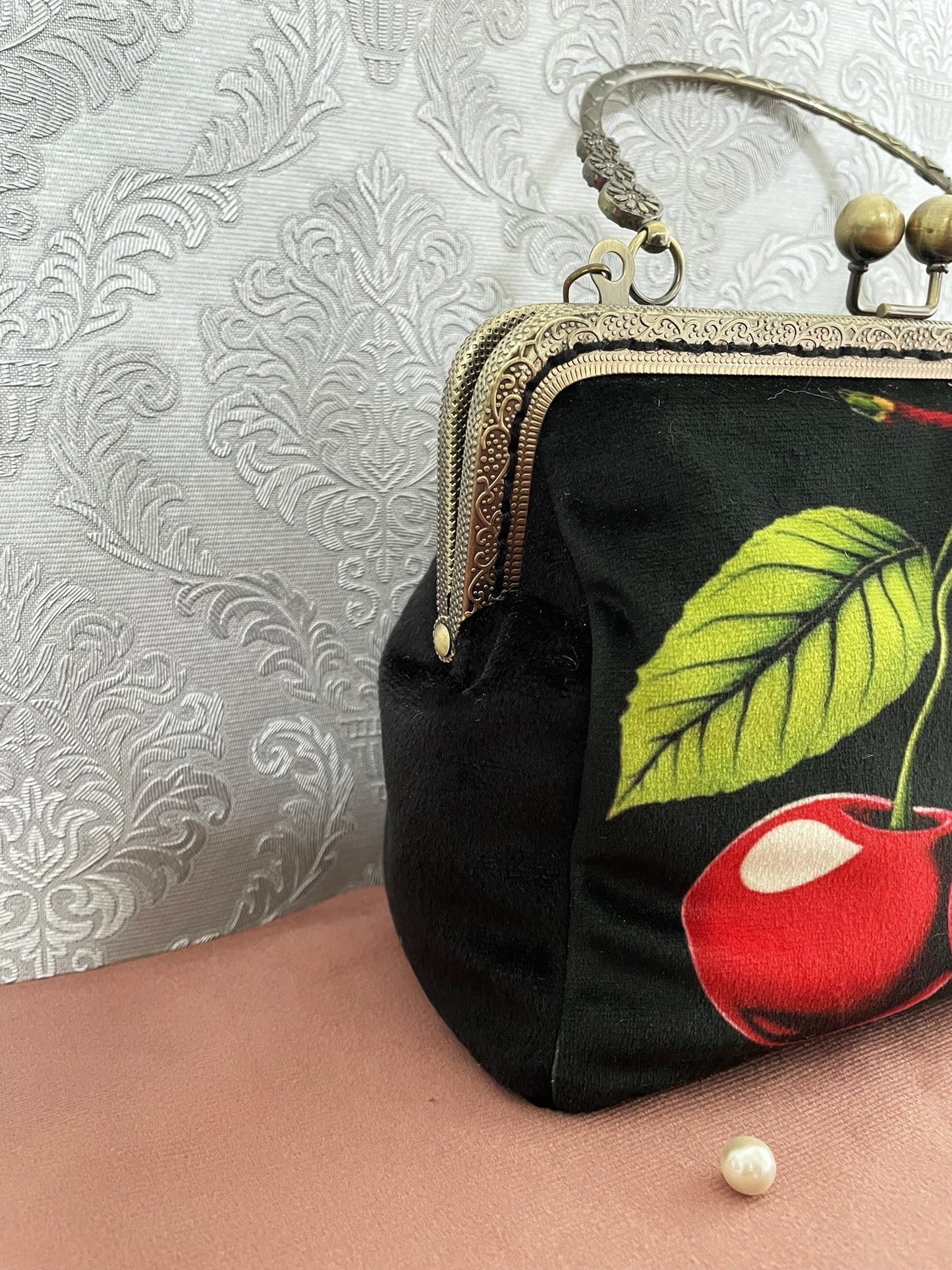 Pochette Rétro Velours Noir Cerises "La Gourmande" | Le Comptoir de Suzanne