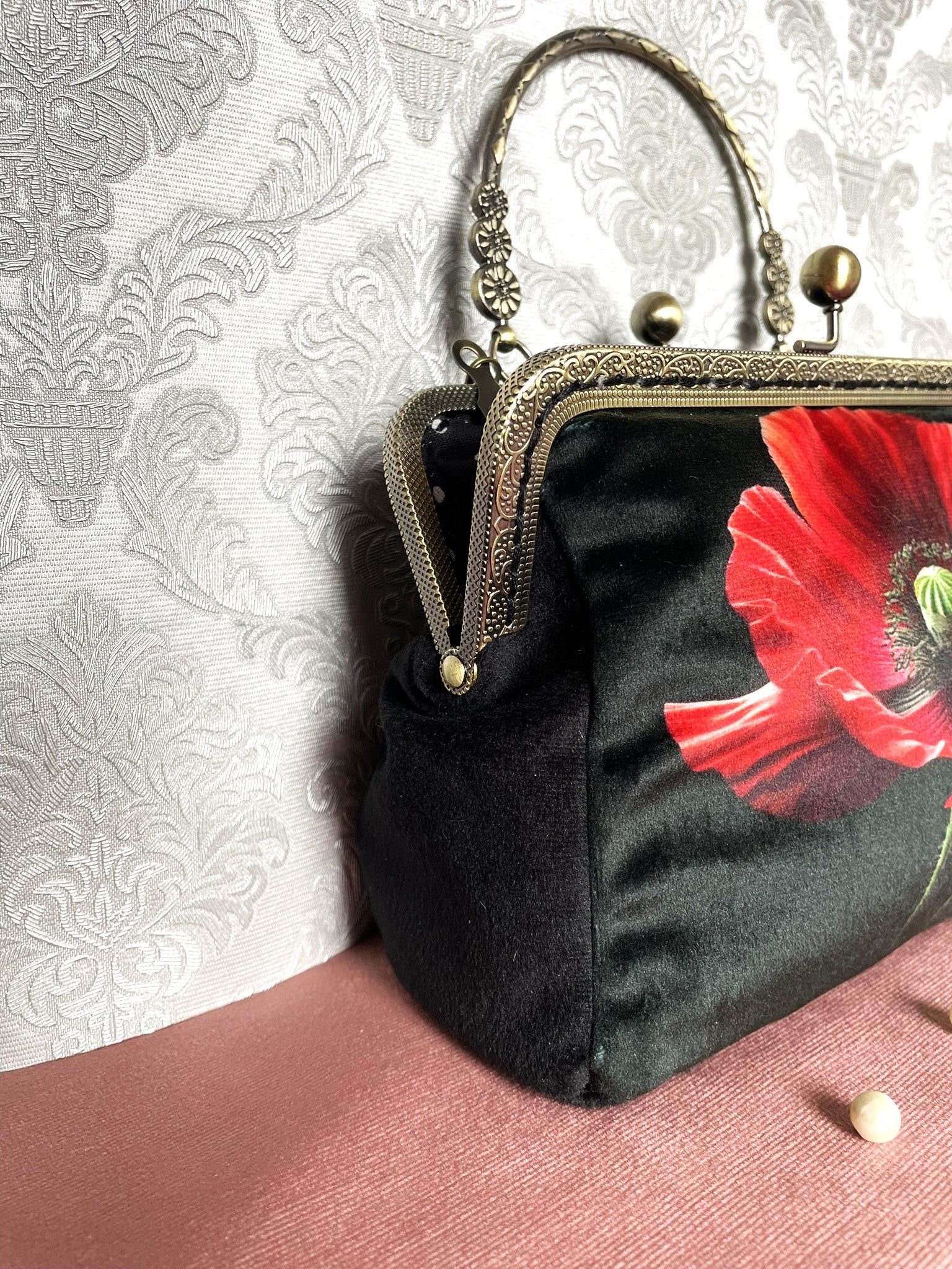 Zoom sur le soufflet latéral en velours noir et la monture rétro métallique gravée du sac artisanal Le Comptoir de Suzanne.