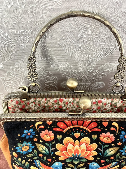 Vue interieur doublure fleurie et fermoir effet bronze d'une pochette retro folk Le Comptoir de Suzanne