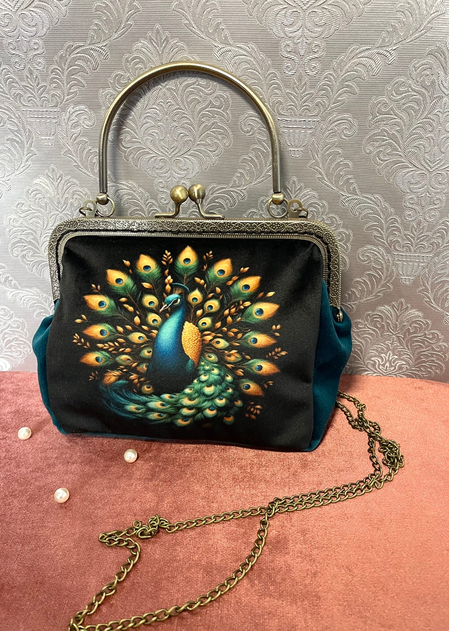 Petit sac paon confectionné en velours noir et bleu canard pour un rendu sublime 