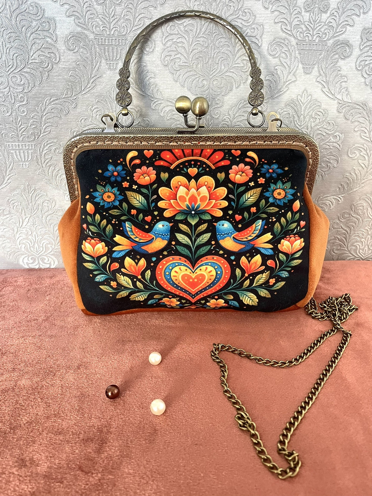 Sac pochette retro a fermoir bronze en velours orange terracotta illustration oiseaux et chaine bandouliere
