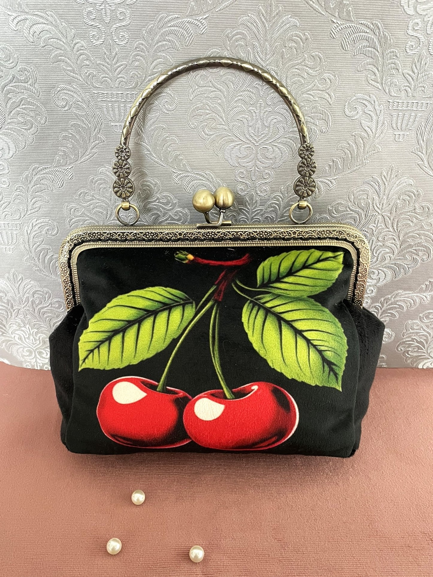 Pochette Rétro Velours Noir Cerises "La Gourmande" | Le Comptoir de Suzanne