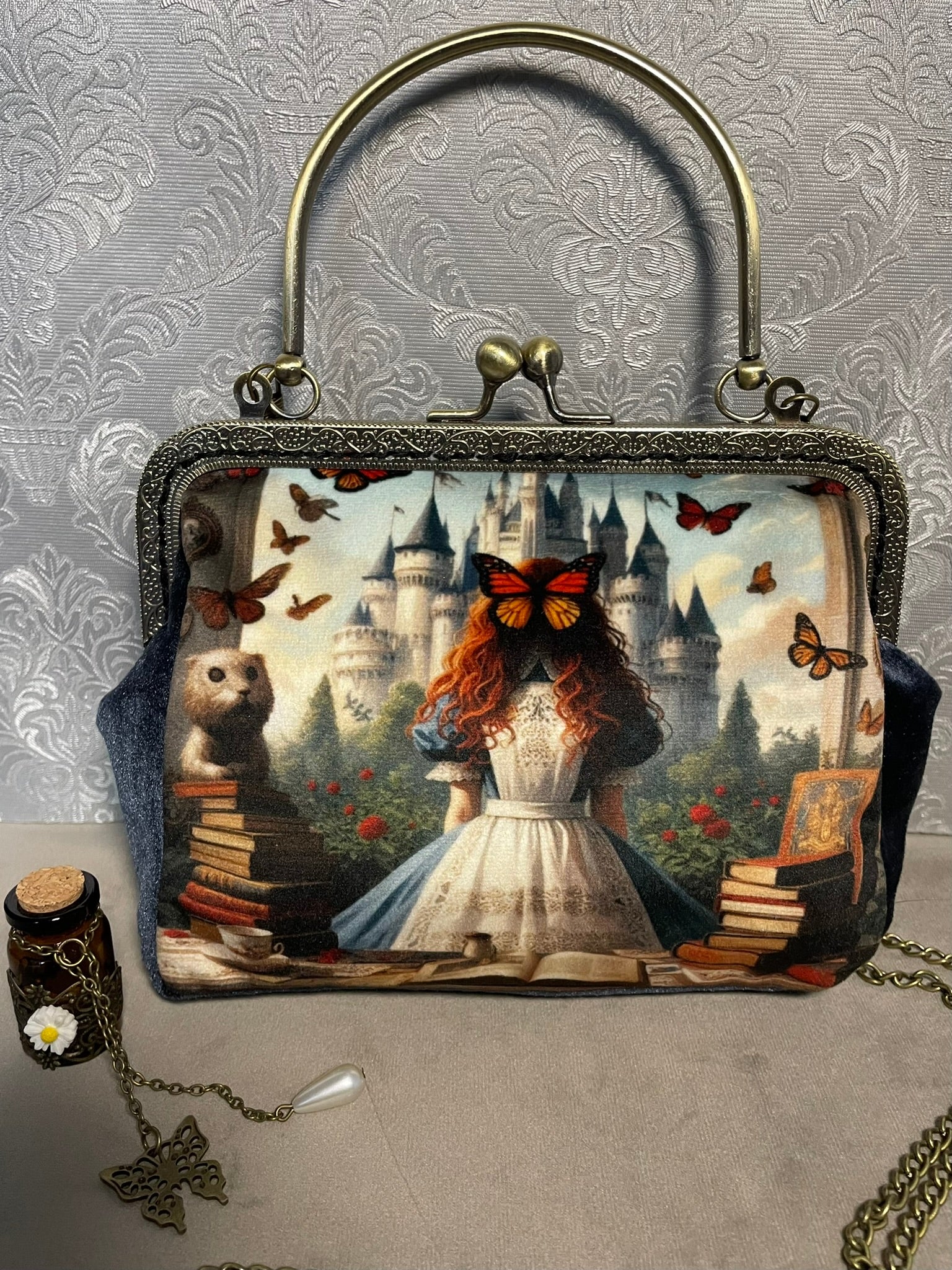 Sac de soirée Alice au Pays des Merveilles avec bandoulière chaîne amovible en bronze.