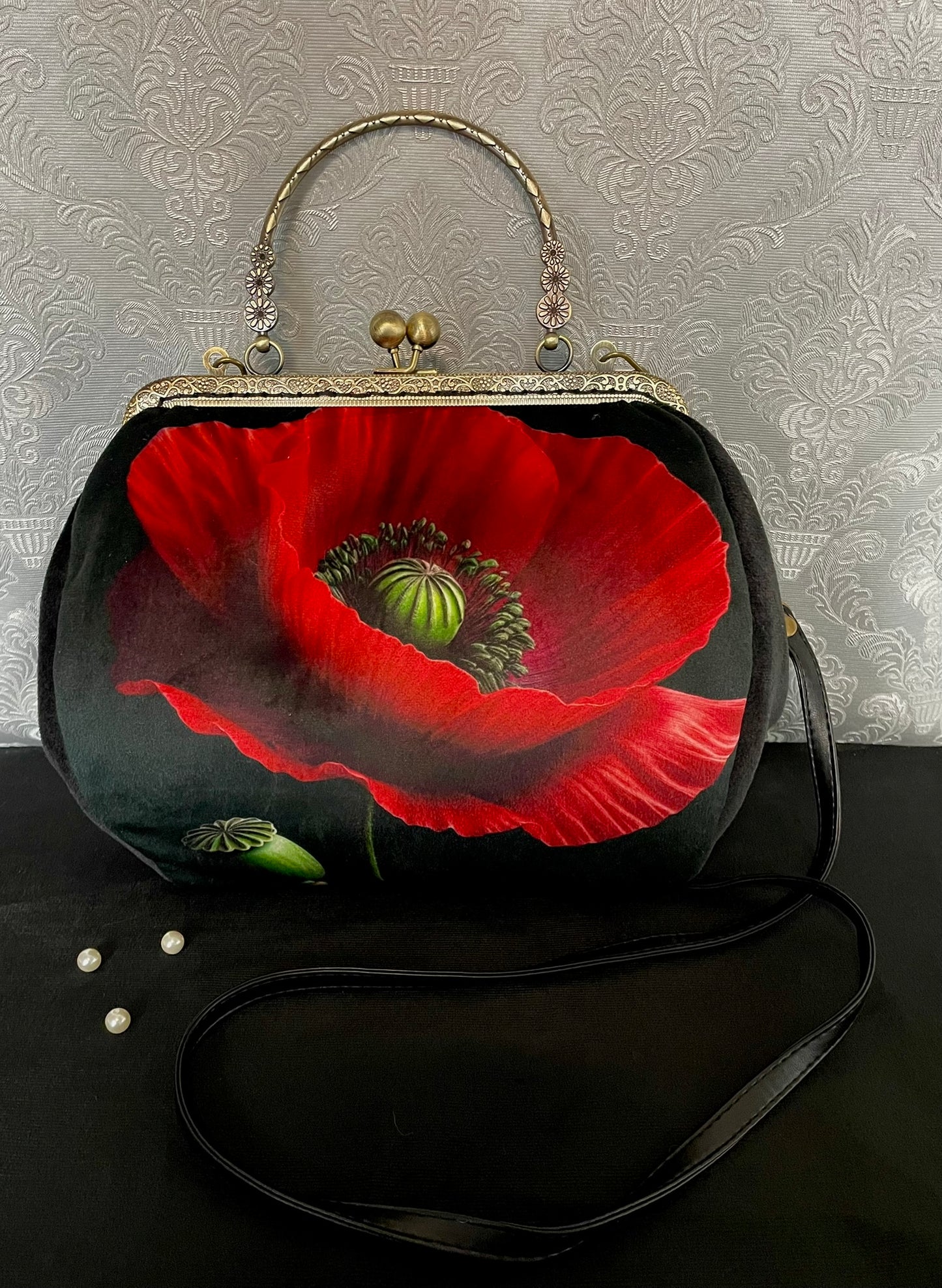 Présentation du sac avec sa bandoulière réglable en similicuir noir.