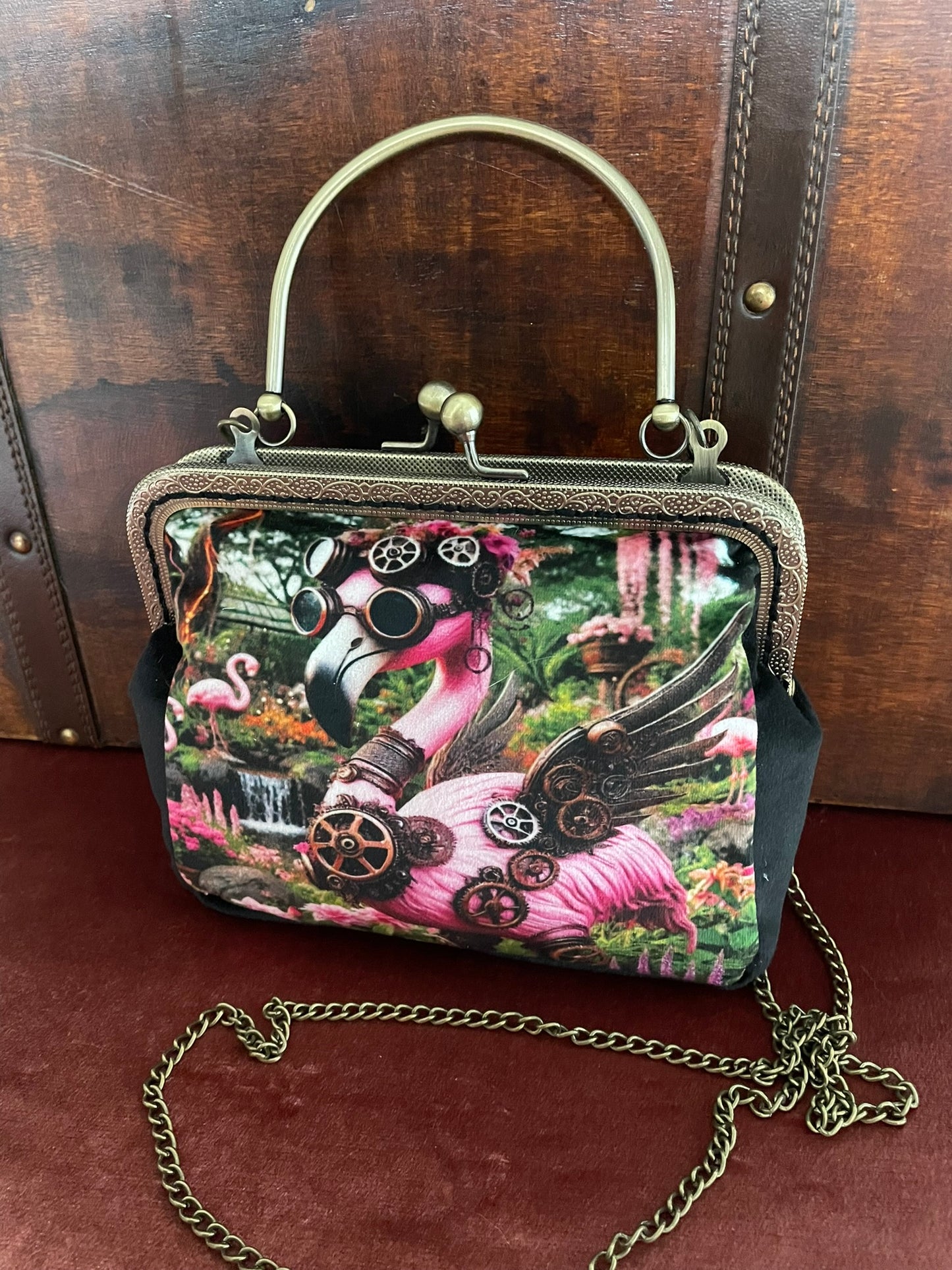 Vue de côté du sac flamant rose montrant le soufflet en velours noir.