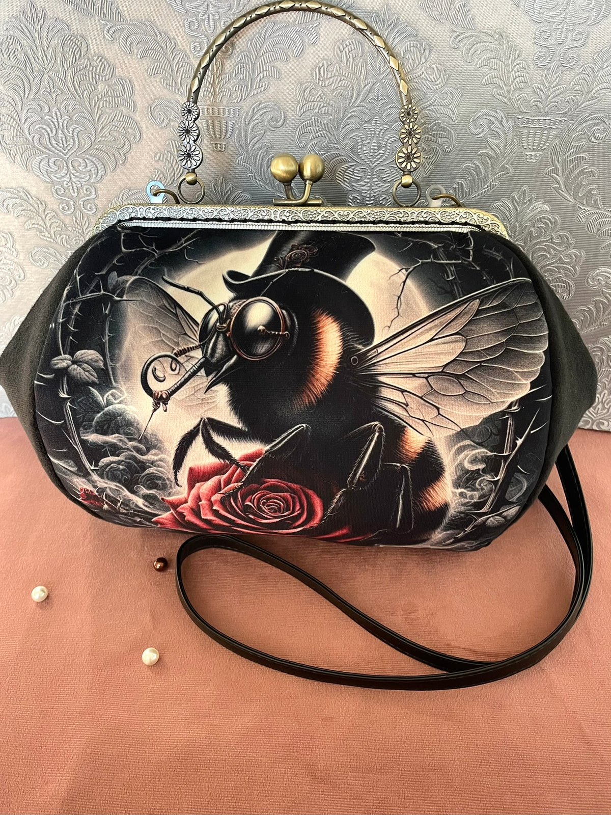 Vue de face sac rétro motif abeille steampunk et bandoulière Le Comptoir de Suzanne