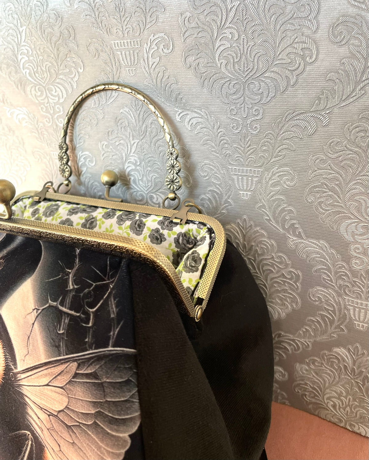 Vue de profil sac rétro abeille steampunk et poignée couleur bronze Le Comptoir de Suzanne