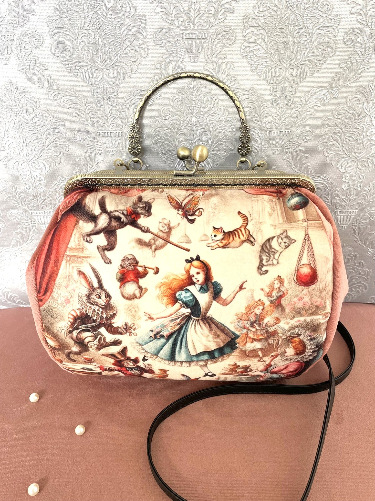 Sac à main rétro fait main illustrant Alice au Pays des Merveilles avec le Lapin Blanc et des chats fantastiques.