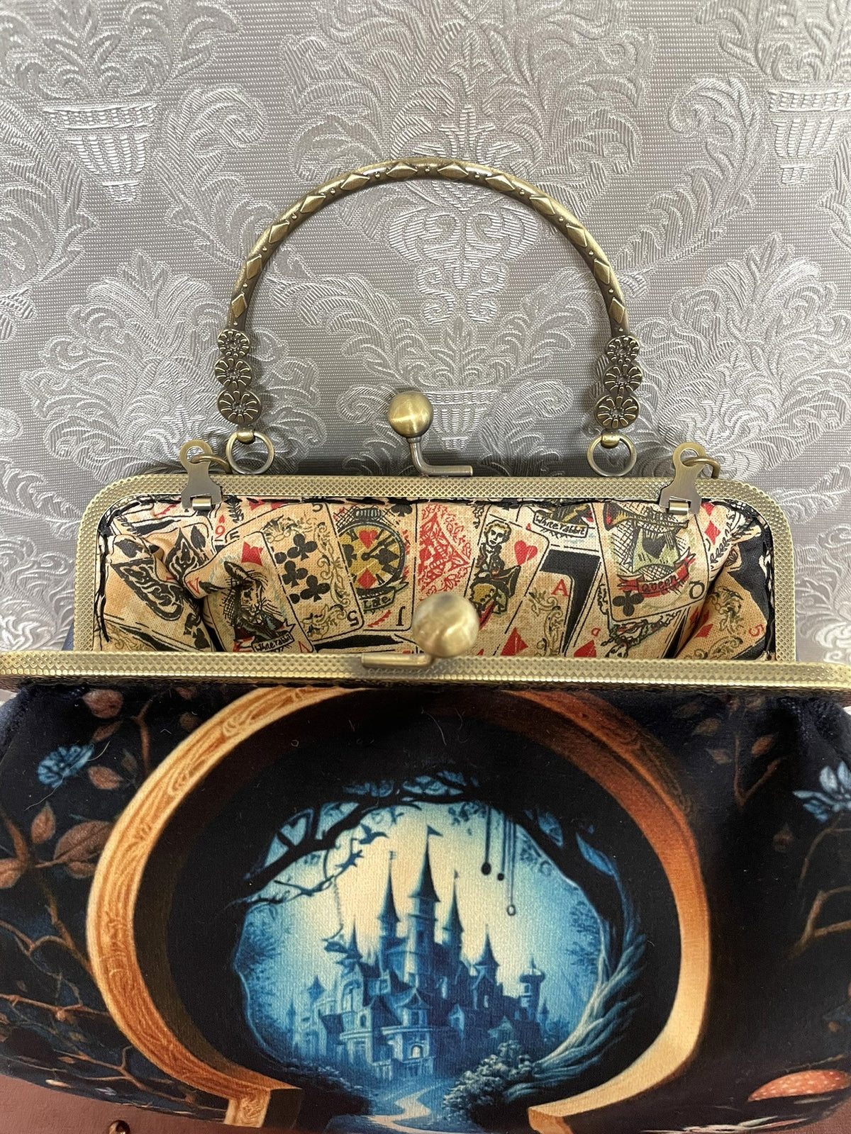 Vue du fermoir couleur bronze ouvert et de la doublure coton cartes à jouer Alice sac bleu Le Comptoir de Suzanne