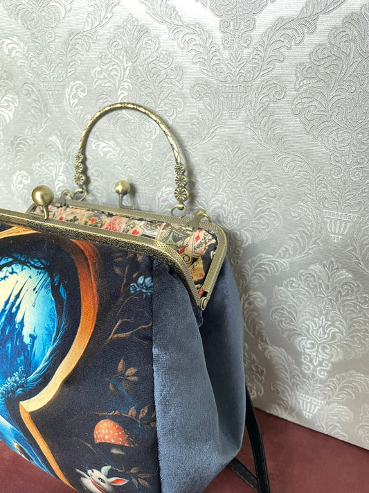Vue de profil du sac rétro en velours bleu avec fermoir couleur bronze Le Comptoir de Suzanne
