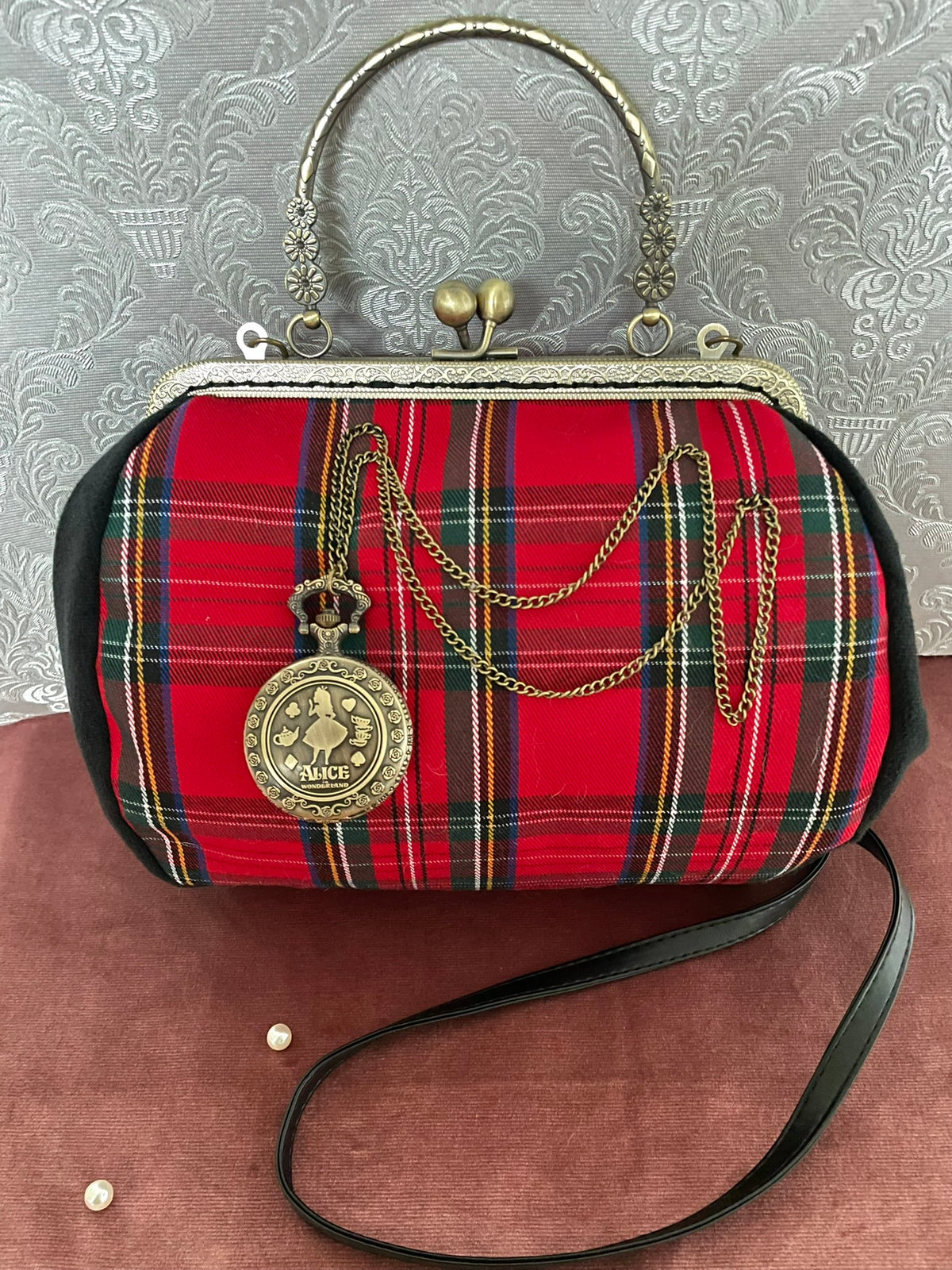 Sac rétro à fermoir en tartan écossais rouge avec montre à gousset Alice et poignée bronze Le Comptoir de Suzanne