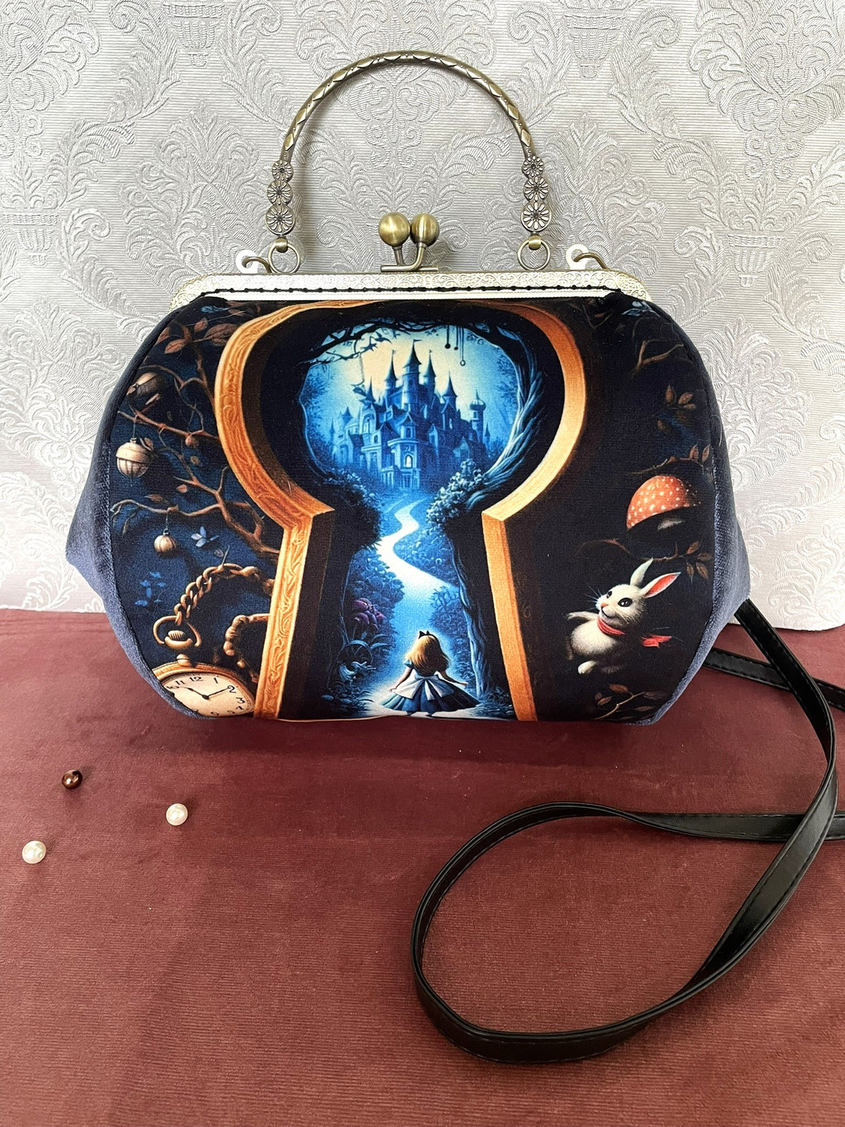 Sac rétro en velours bleu motif Alice et le trou de serrure avec poignée et lanière noire Le Comptoir de Suzanne
