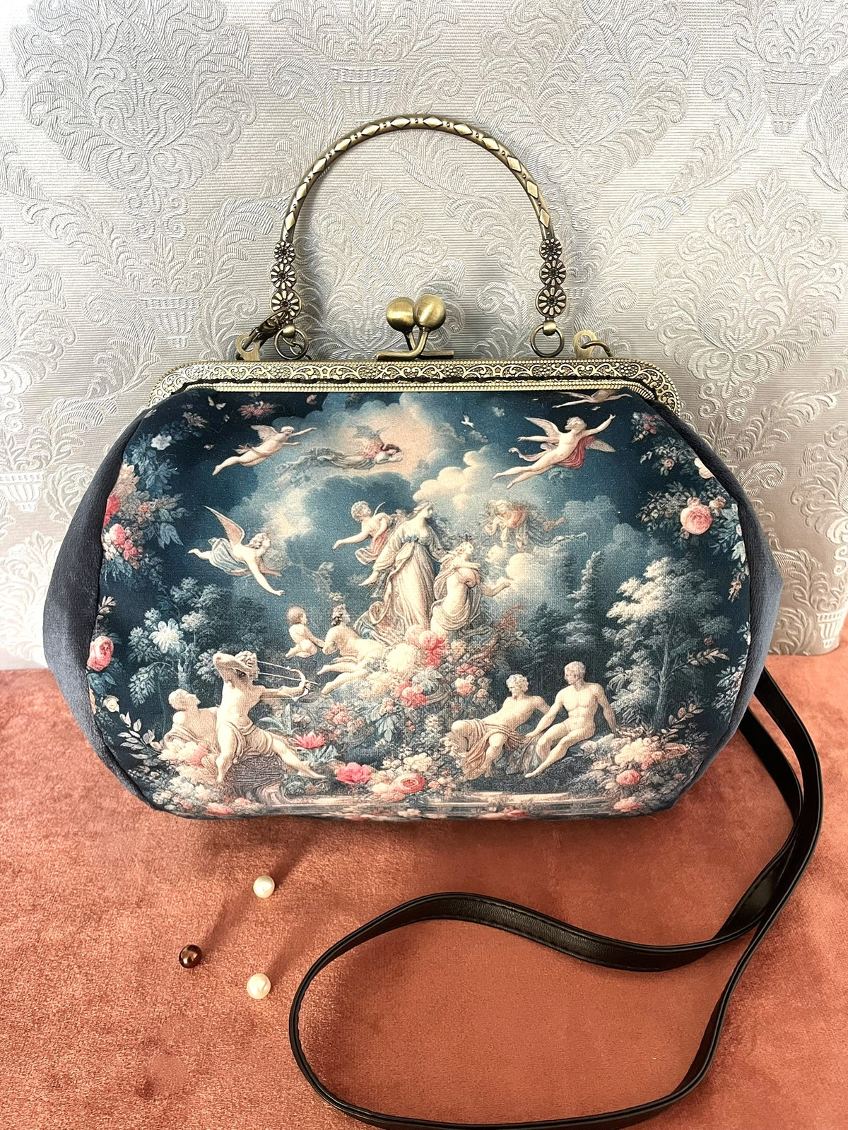 Sac retro a fermoir bronze en velours bleu gris illustration anges cherubins avec bandouliere