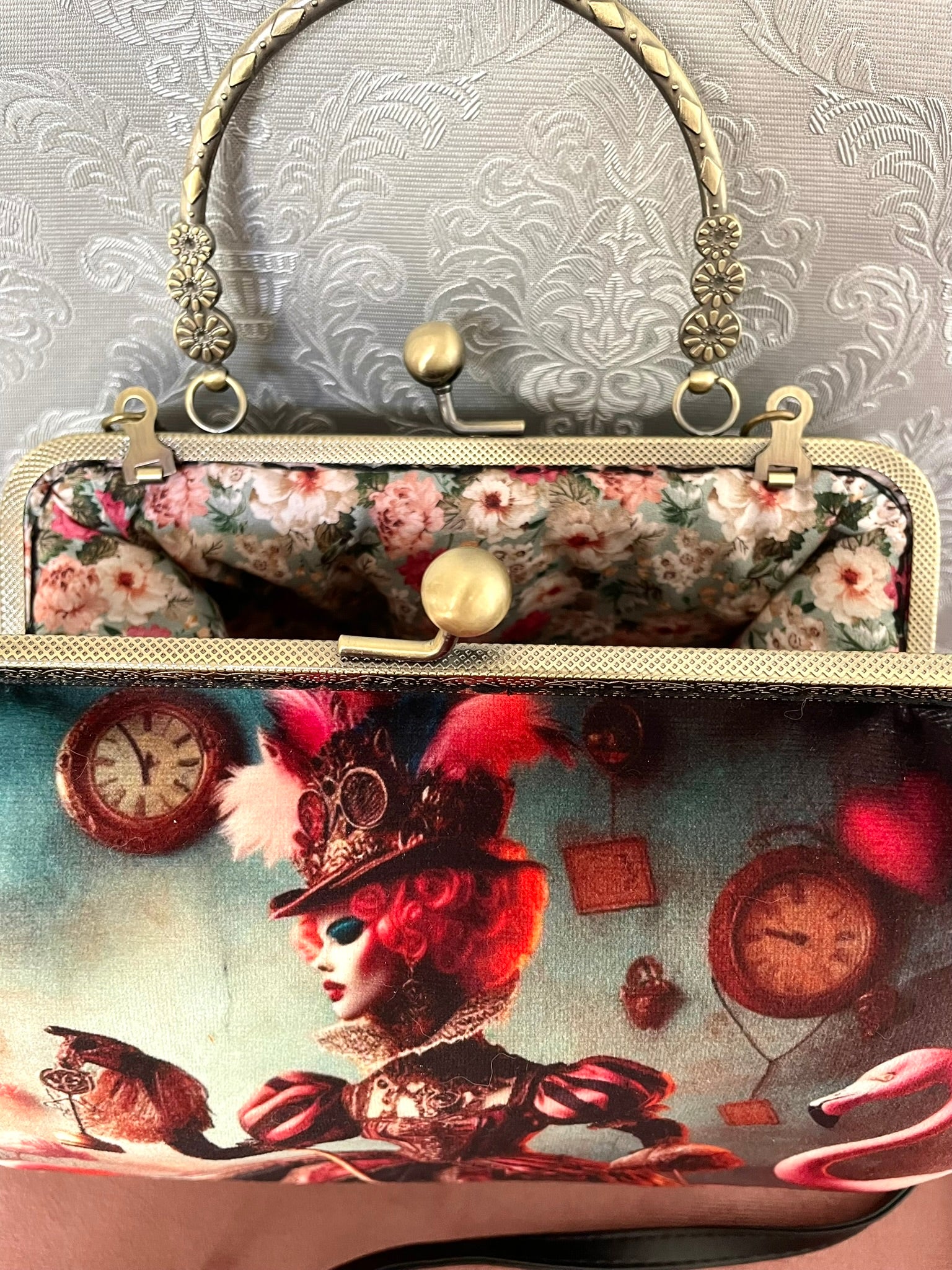 Intérieur ouvert du sac avec doublure en coton à motifs de roses de style champêtre et vintage.