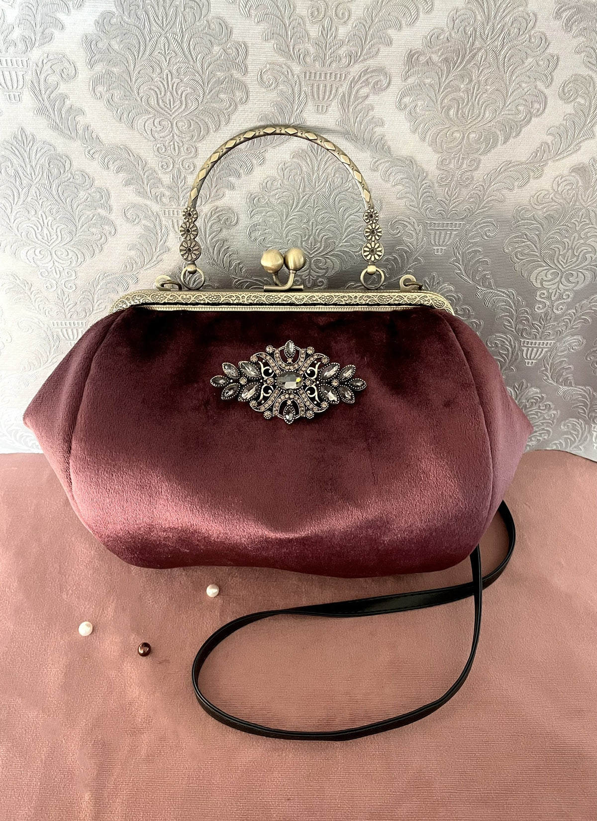 Vue de face sac rétro bijou baroque strass et bandoulière Le Comptoir de Suzanne