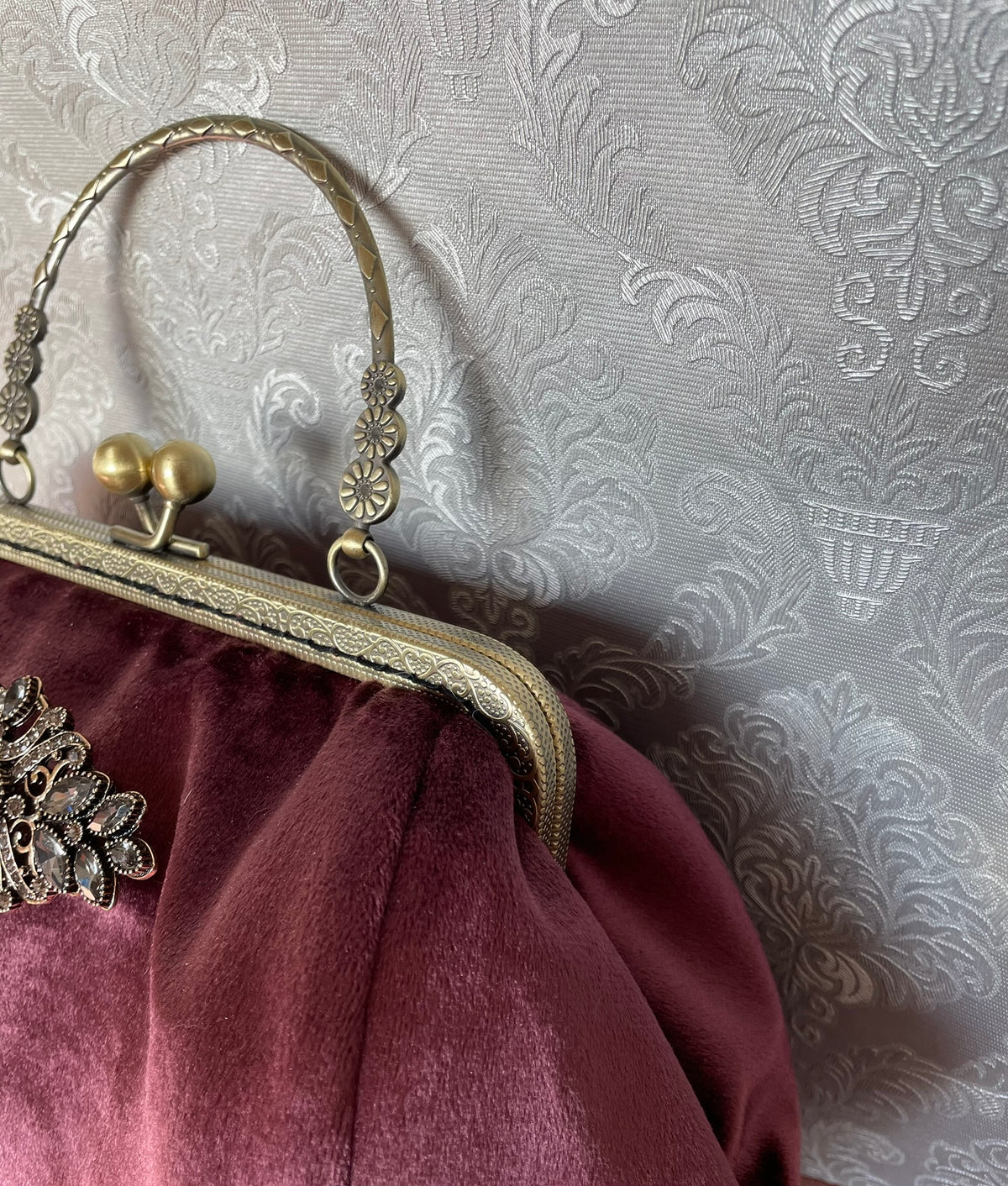 Vue de profil sac rétro velours  et poignée couleur bronze Le Comptoir de Suzanne