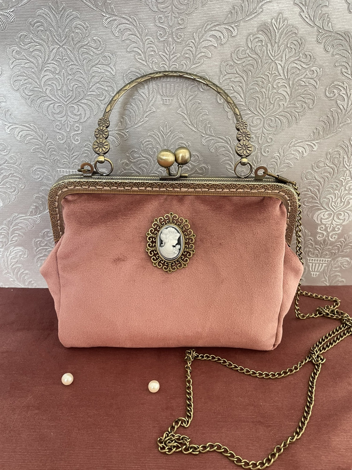 Pochette clutch retro en velours rose poudre a fermoir effet bronze et medaillon camee victorien Le Comptoir de Suzanne