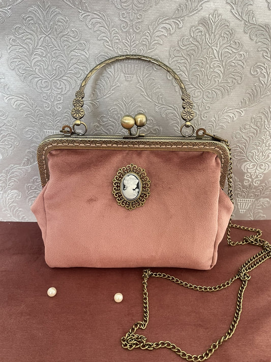 Pochette clutch retro en velours rose poudre a fermoir effet bronze et medaillon camee victorien Le Comptoir de Suzanne
