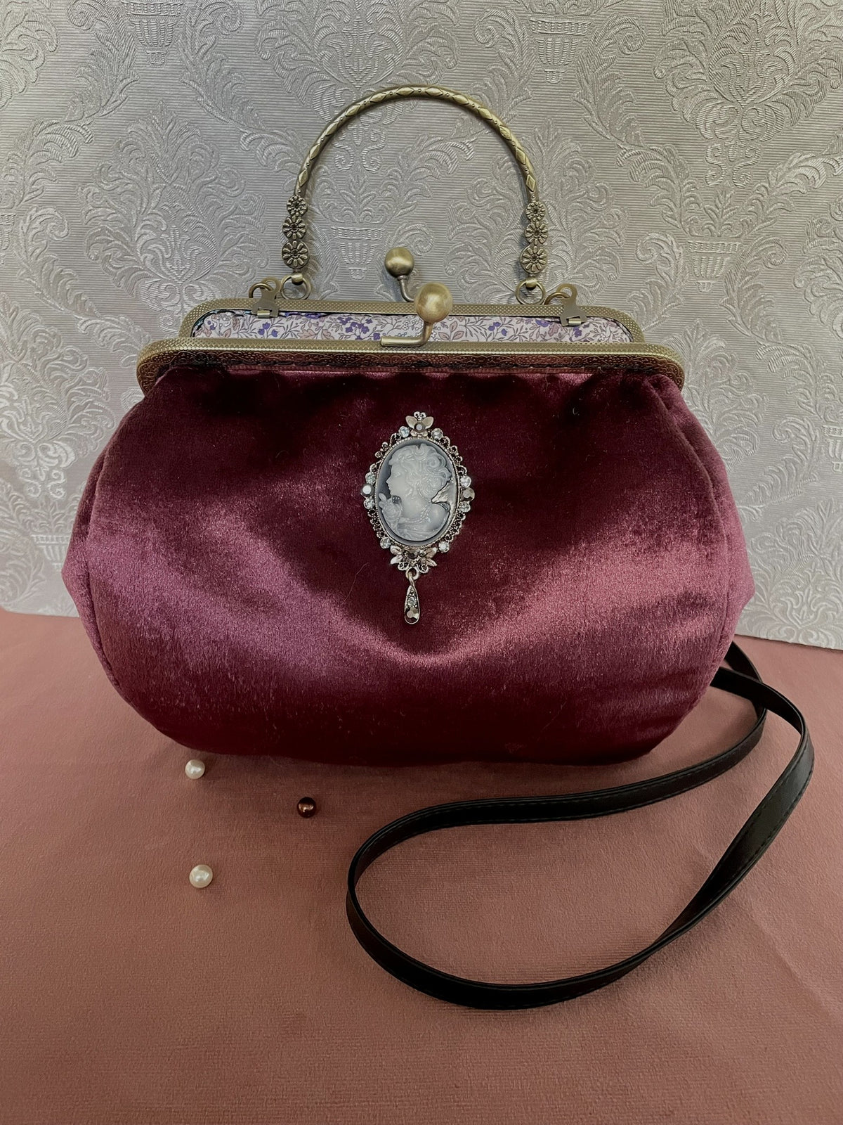 Sac rétro en velours lie de vin orné d'un bijou camée victorien argenté avec poignée et lanière noire Le Comptoir de Suzanne