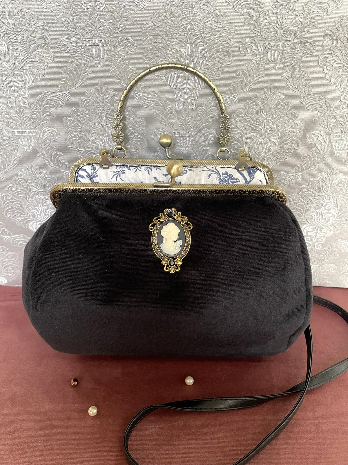 Sac rétro en velours noir orné d'un bijou camée victorien avec poignée et lanière noire Le Comptoir de Suzanne
