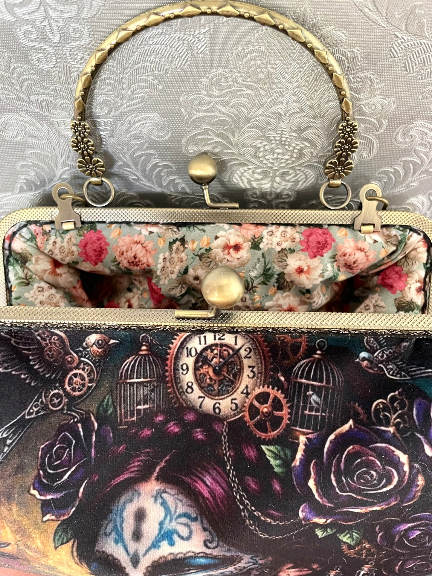 Intérieur ouvert du sac avec doublure en coton à motifs de roses de style champêtre et romantique.