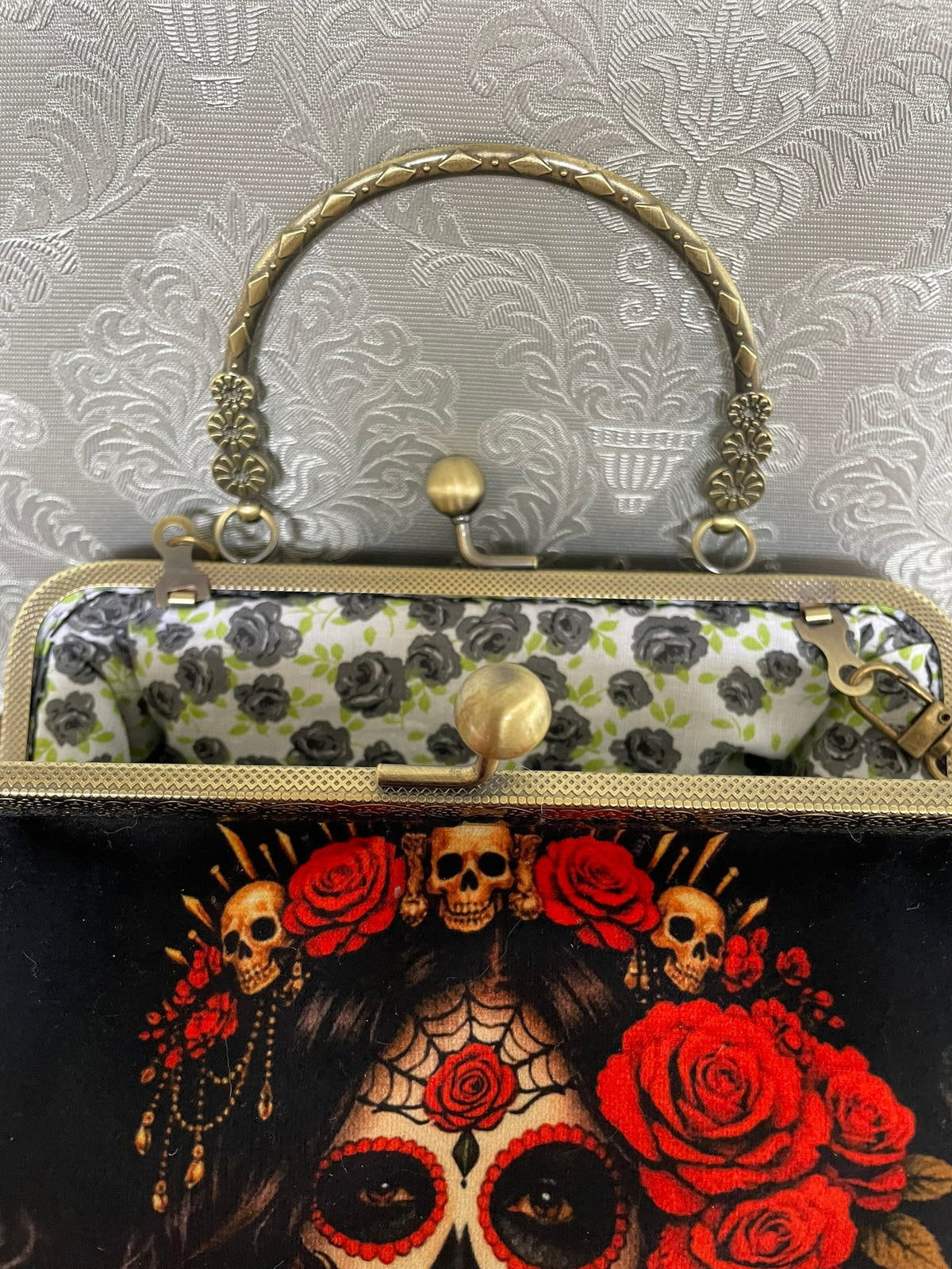 Vue du fermoir ouvert couleur bronze et de la doublure coton à roses grises sac Catrina Le Comptoir de Suzanne