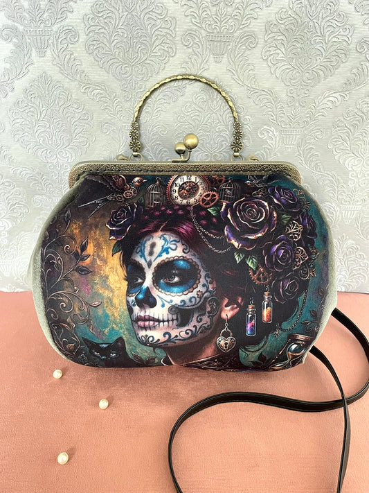 Sac à main rétro fait main avec illustration de Catrina gothique entourée de roses pourpres et d'horloges Steampunk.
