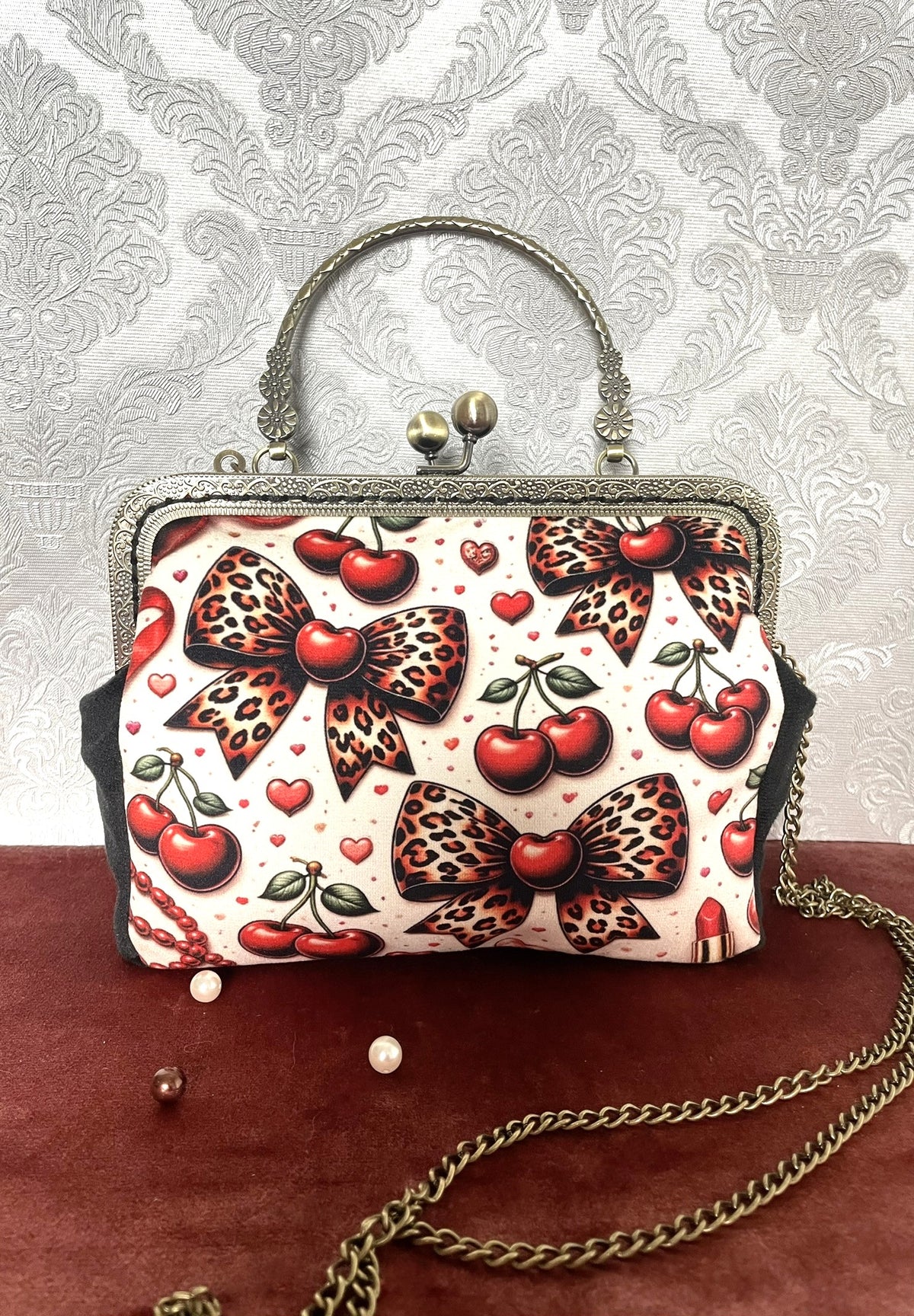 Sac retro a fermoir effet bronze en velours noir illustration cerises et leopard rockabilly Le Comptoir de Suzanne