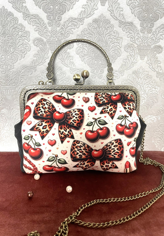 Sac retro a fermoir effet bronze en velours noir illustration cerises et leopard rockabilly Le Comptoir de Suzanne